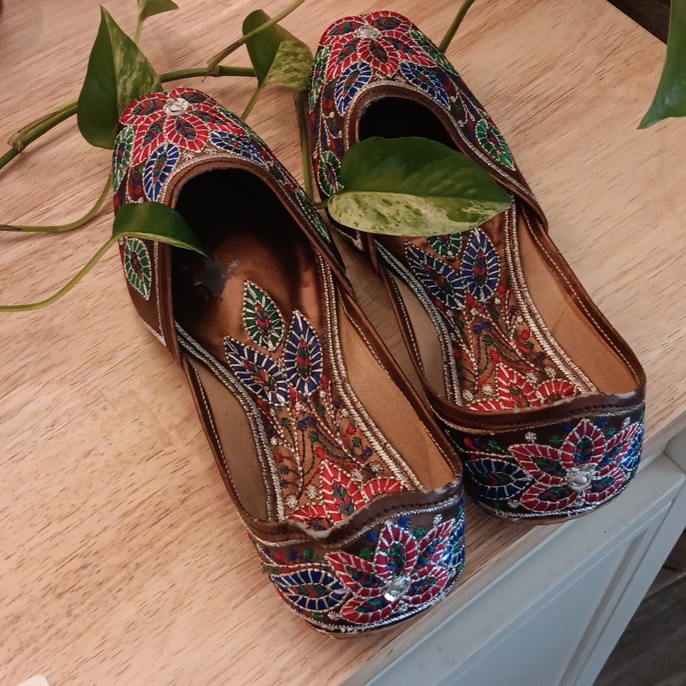 Embroidered Jutti